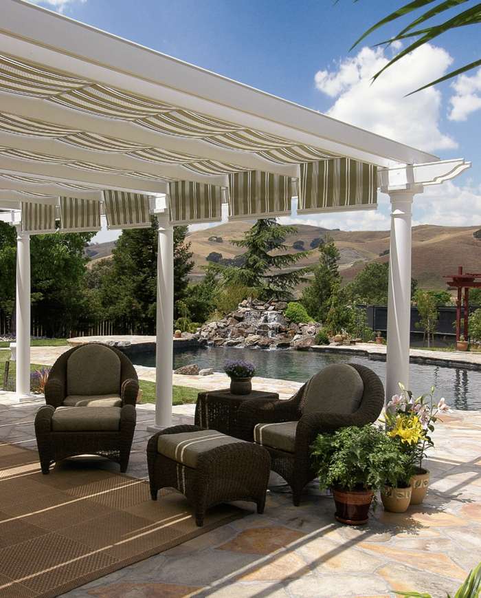 terrassengestaltung sessel pool markise komfort blumentöpfe