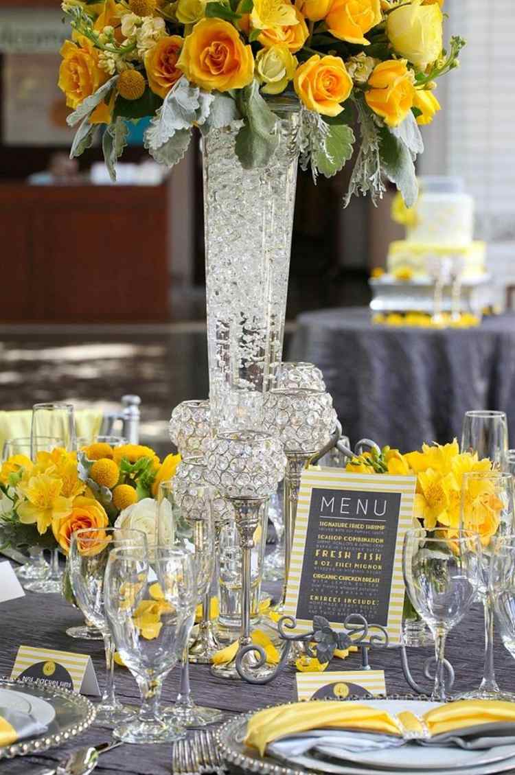 tischdeko zur hochzeit gelb rosen glas speisekarte tafel glamouroes