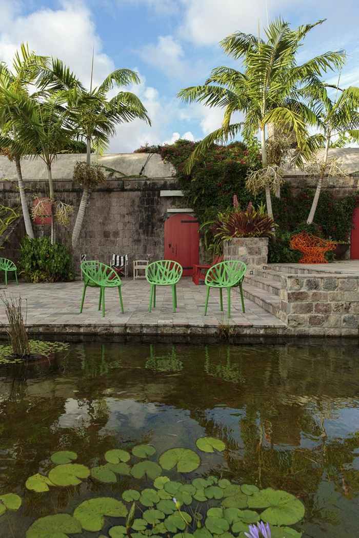 tropische terrasse teich holztür orange stühle modern grün