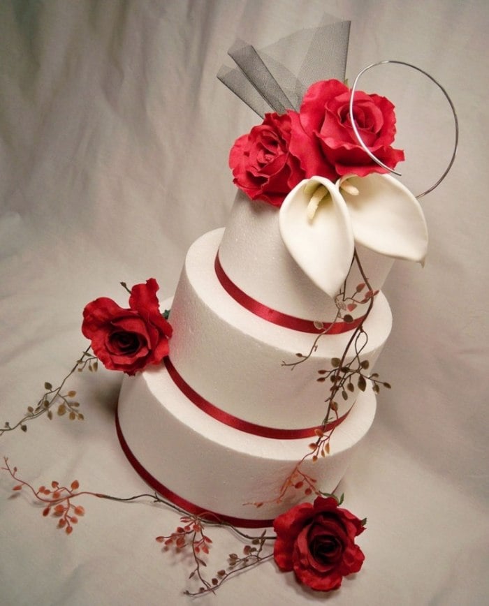 turmförmige-Torte-Hochzeit-schlichte-Verzierung-Calla-roten-Rosen-Blüten