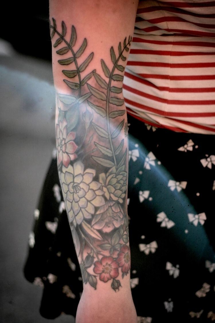Unterarm Tattoo für Frau -blumen-sukkulenten-farnen