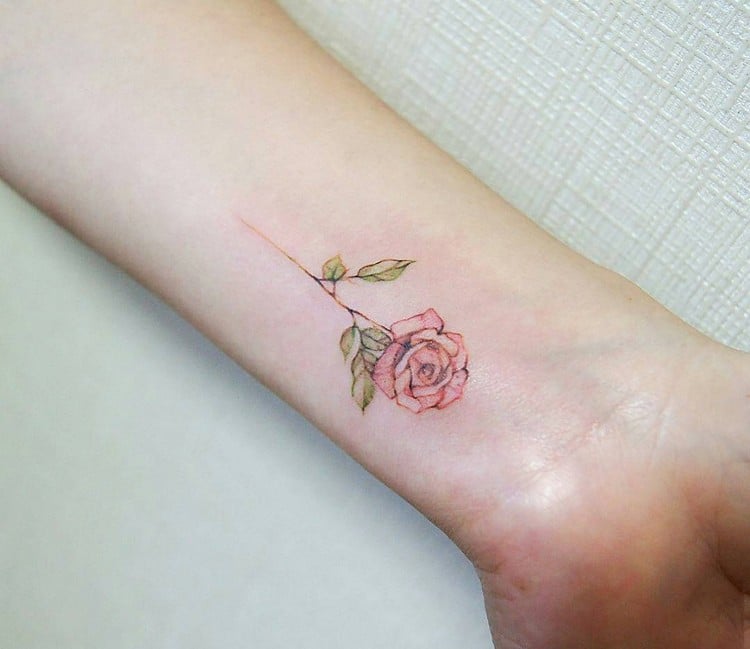 unterarm-tattoo-frau-dezente-rose-farbe