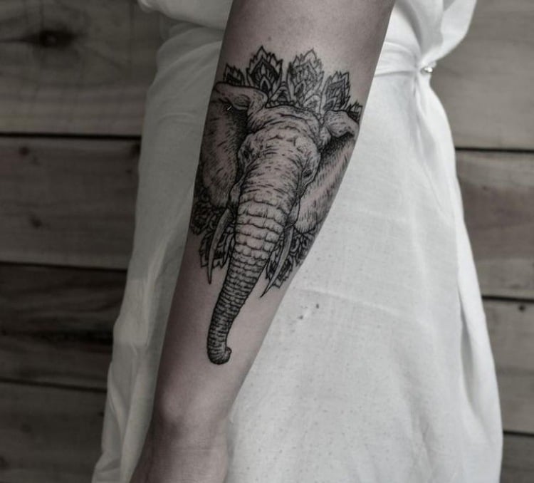 Unterarm Tattoo für Frau elephanten-mandala-hintergrund