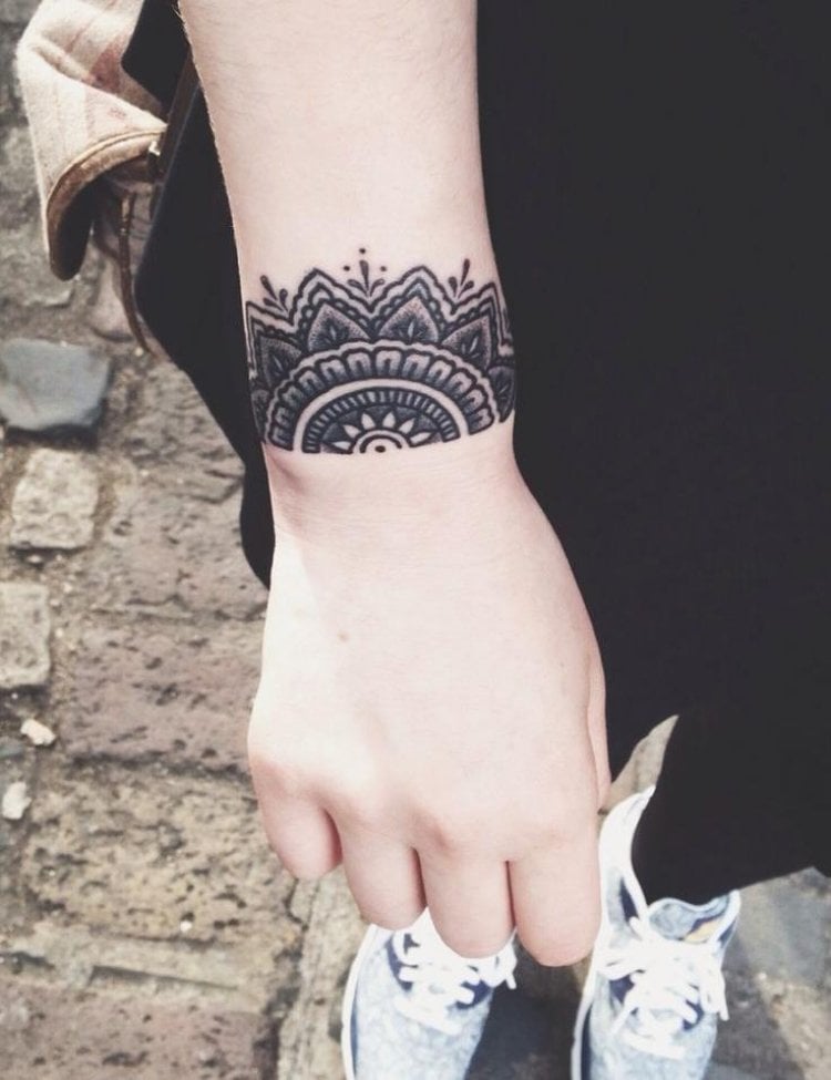 Unterarm Tattoo für Frau handgelenk-aussen-armband-mandala-motiv