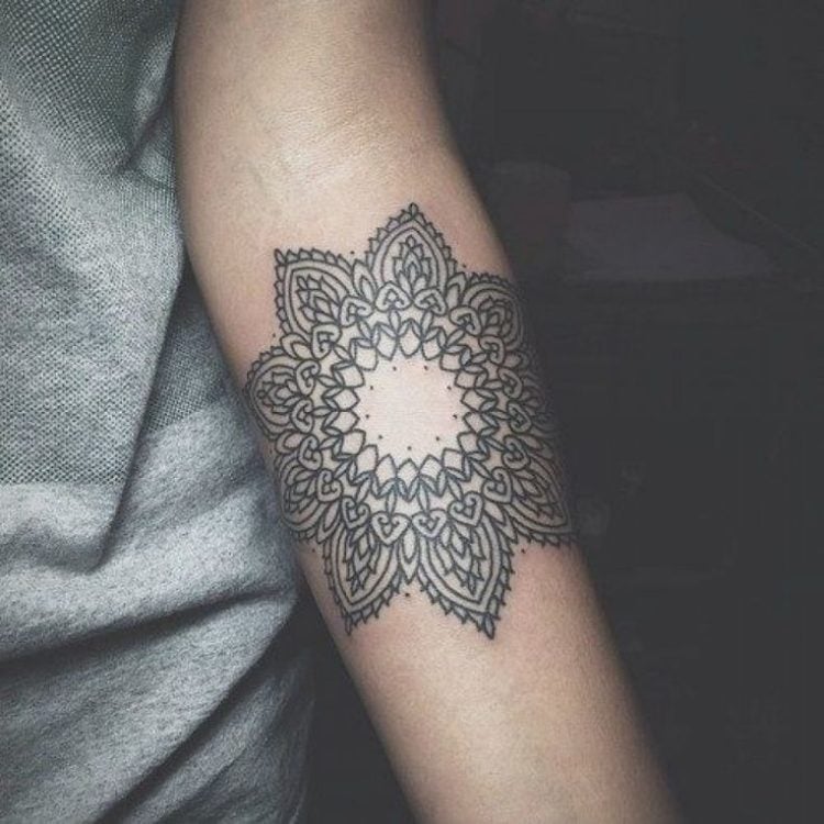 Unterarm Tattoo für Frau innen-armgelenk-mandala-motiv
