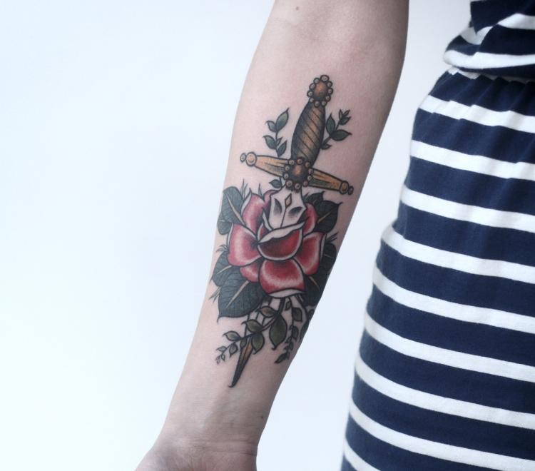 Unterarm Tattoo für Frau innenseite-blume-dolch-gestochen