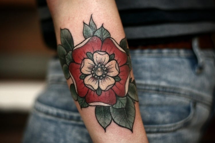 unterarm-tattoo-frau-rose-rote-gruene-fuellung