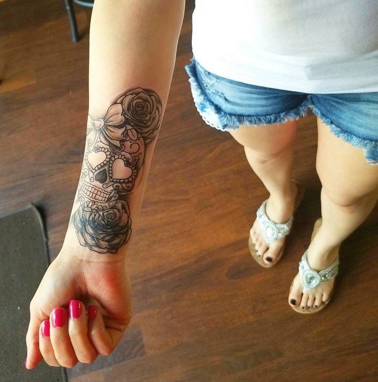 Frau arm motive tattoo Mandala Tattoo