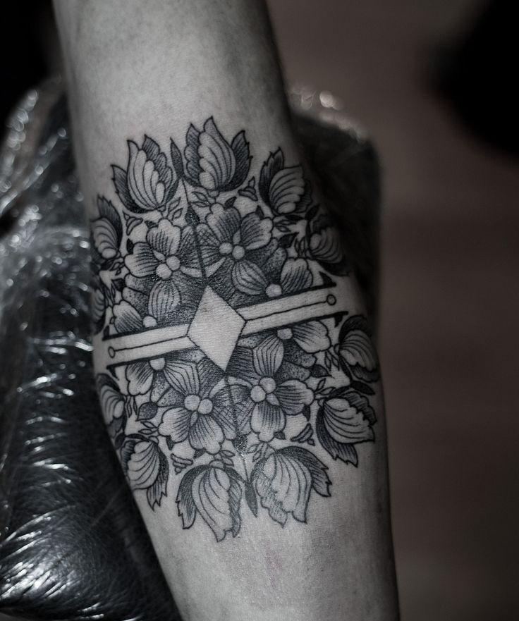 unterarm-tattoo-ideen-frau-floral-geometrisch-innenseite
