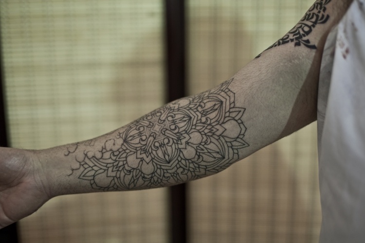 Mann tattoo geometrisch unterarm 