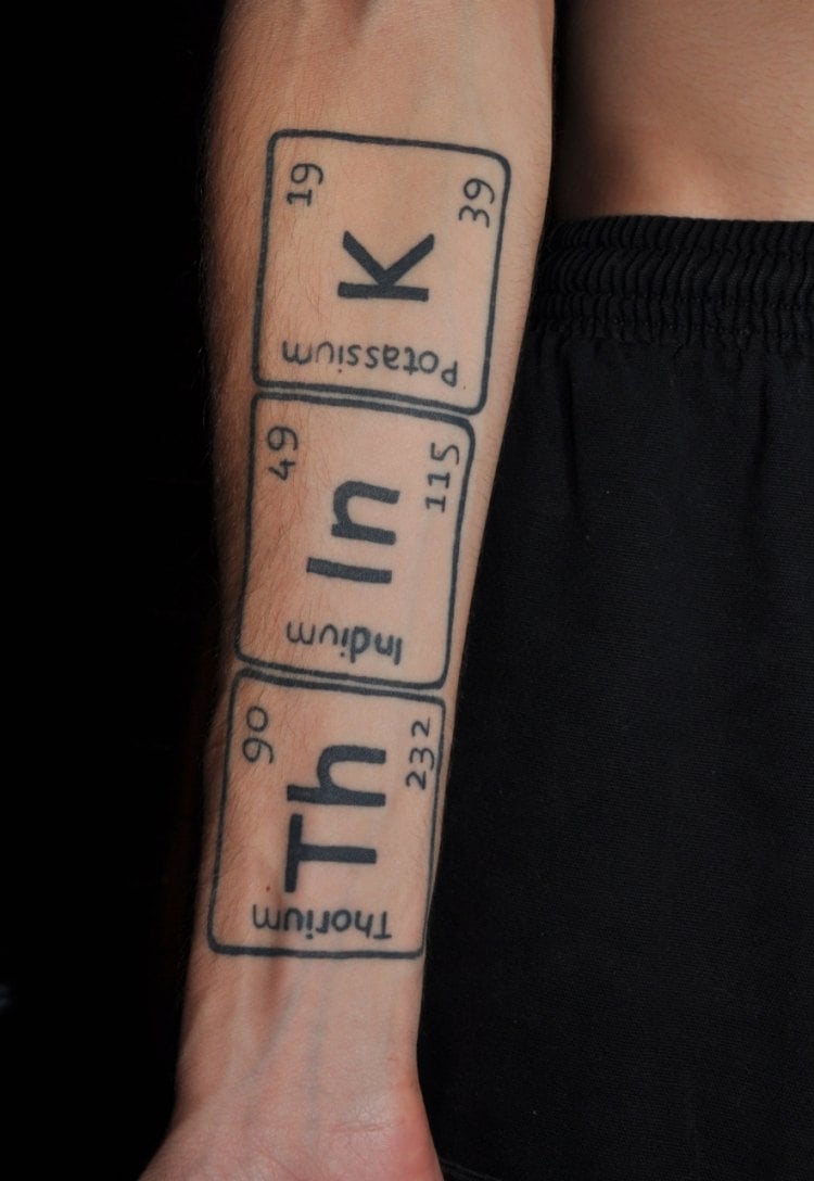 Unterarm Tattoo mit chemischen Elementen.