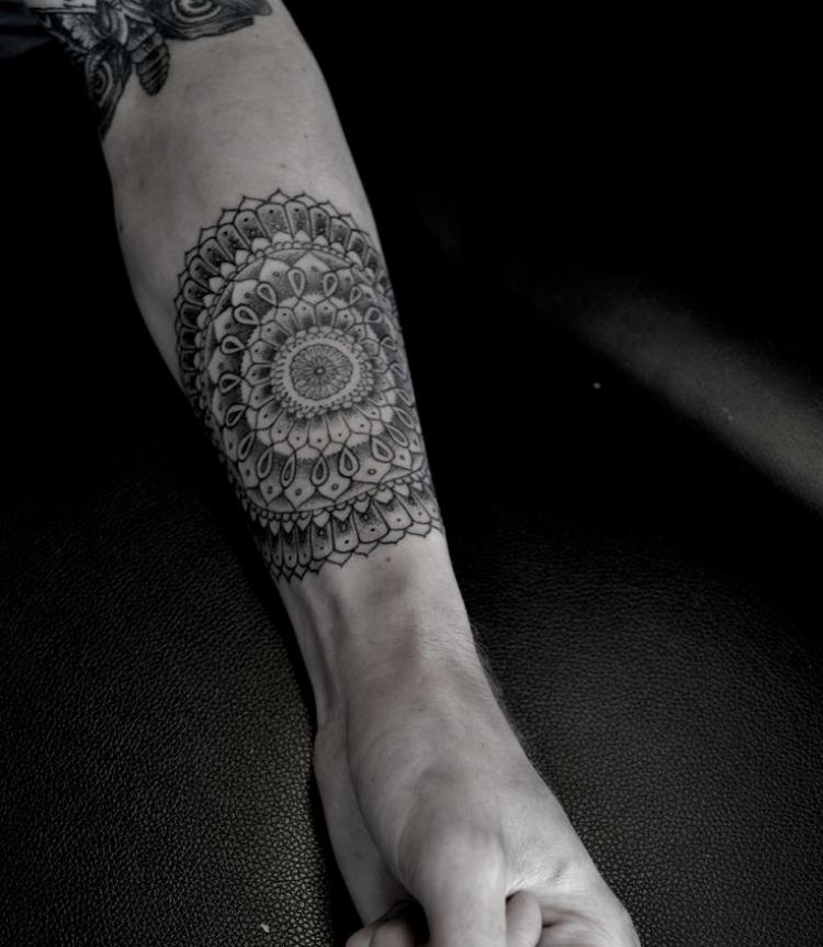 unterarm-tattoo-ideen-mann-mandala-blume-design