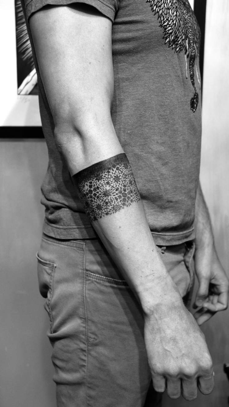 unterarm-tattoo-ideen-mann-unterhalb-armgelenkband-floral-sterne