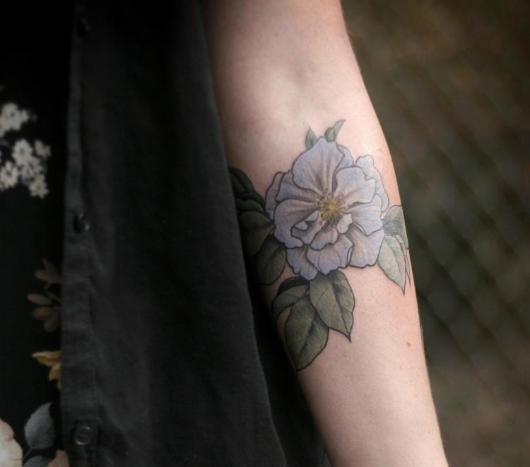 unterarm-tattoo-innenseite-frau-blaue-rose-motiv