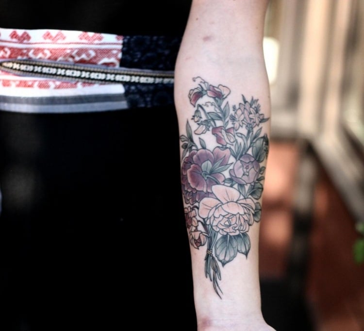 Arm tattoo frau am Rosen Tattoo