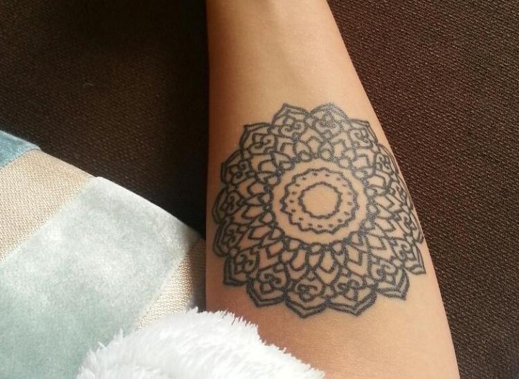 Unterarm Tattoo für Frau innenseite-mandala-blume-ohne-fuellung