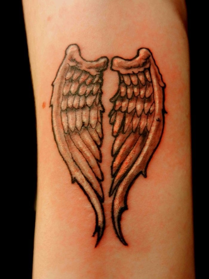 unterarm-tattoo-motive-engelsflügel-männer-frauen