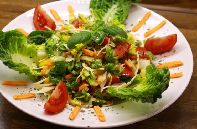 Vegane Ernährung Rezepte gesunder-vegan-salat-DEAVITA