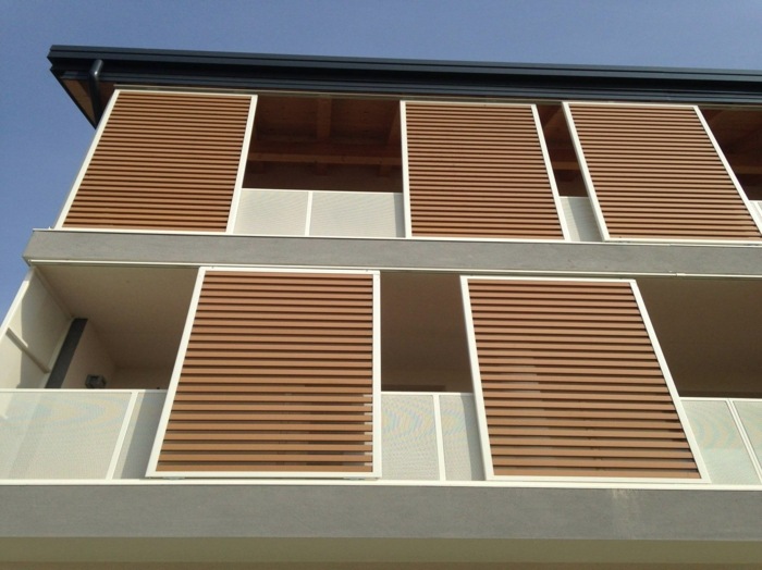 verschiebbarer sonnenschutz blende holz lamellen design balkon