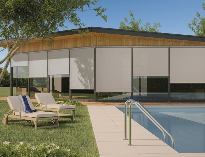verstellbarer sonnenschutz weiß modernes haus terrasse pool liegestuhl