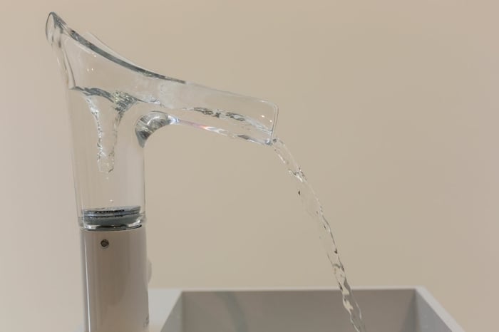 wasserhahn design aus glas waschbecken badezimmer idee starck v