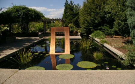 wasserspiele im garten teich gross minimalistisch seerosen graeser