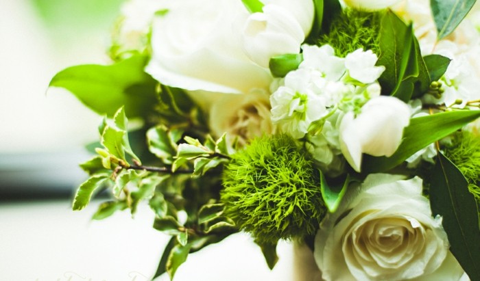 weiße rosen dekoration blumen brautstrauß idee grüne akzente