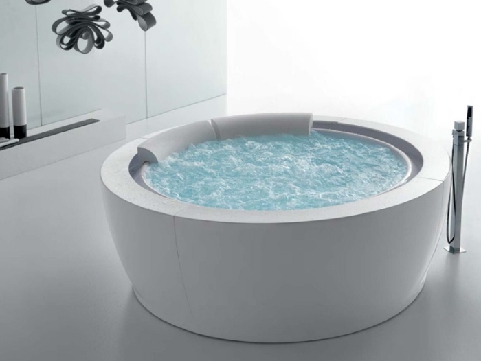 weiße-runde-Whirlpool-Badewanne-integrierte-Desinfektionsanlage