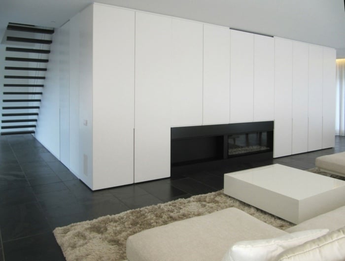 wohnbereich haus design sofa hocker kamin einbauwand weiß
