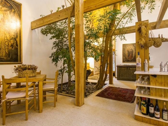 wohnzimmer design bäume pflanzenkübel esstisch balken