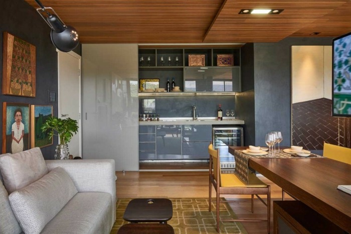 wohnzimmer küche blau hochglanz esstisch holz teppich grün sofa grau