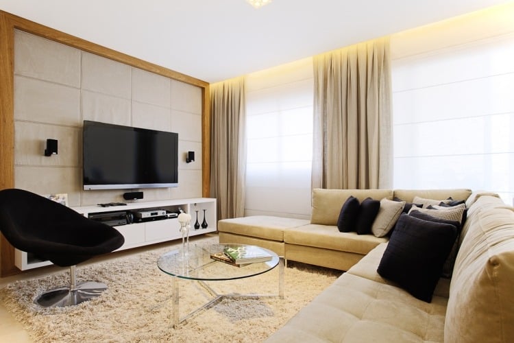 wohnzimmer-modern-einrichten-beige-gemuetlich-indirekte-beleuchtung-decke