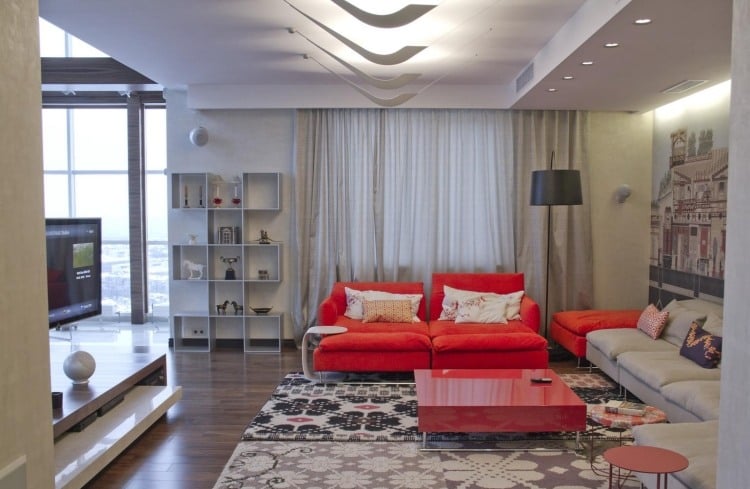 wohnzimmer-modern-einrichten-graue-wande-orange-sessel-couhtisch