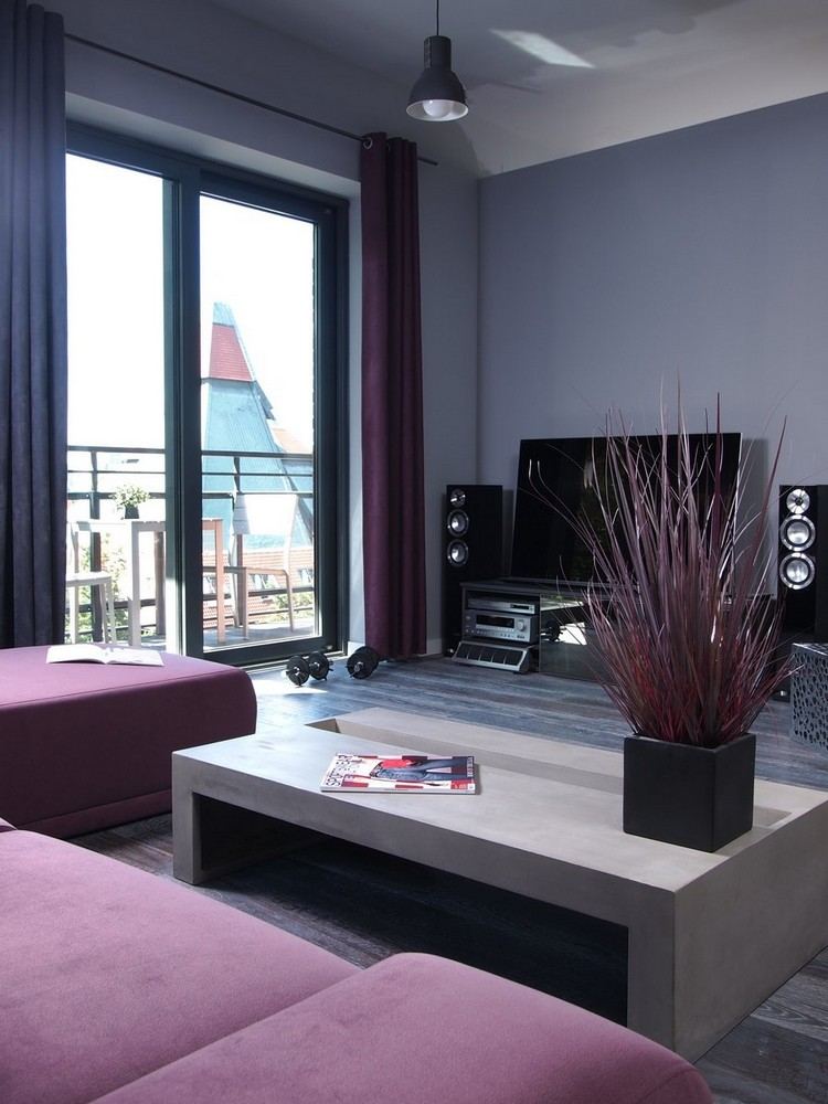 wohnzimmer-modern-gestalten-dunkle-farben-graue-wandfarbe-lila-couchtisch