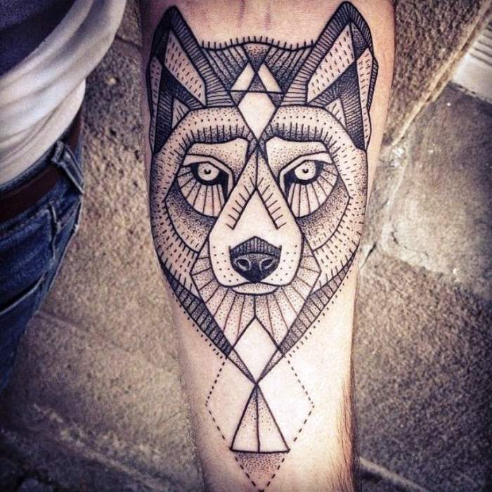 wolf-tattoo-design-geometrische-darstellung-modern-unterarm-design
