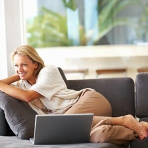 wärme komfort im haus sofa frau laptop