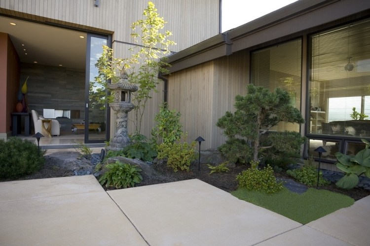 Zen Garten anlegen pflanzen-kleiner-kieferbaum-bodendecker-stein-statue