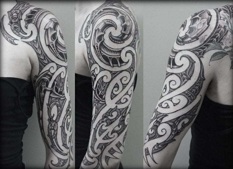 оberarm-tattoo-frau-tribal-design-maori-motive