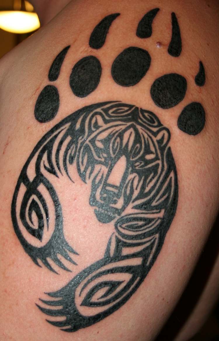 Oberarm Tattoo manner-tribal--baer-pfote-krallen