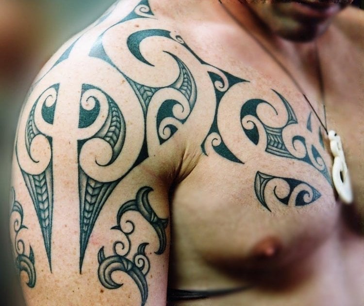 оberarm-tattoo-manner-tribal-brust-maorisch