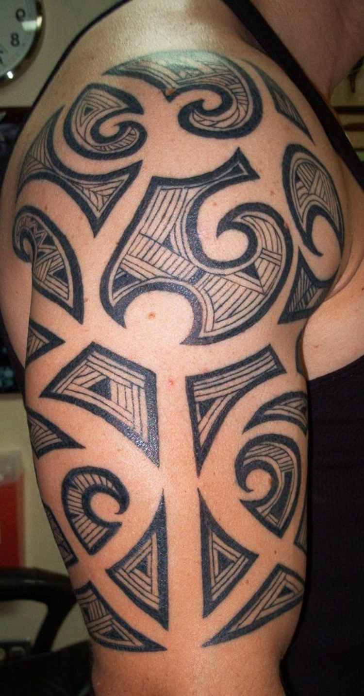 Oberarm Tattoo manner-tribal-fuellung-schwarze-linien