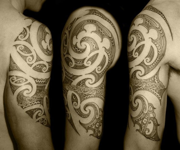 оberarm-tattoo-manner-tribal-keltisches-band-ueberstechen