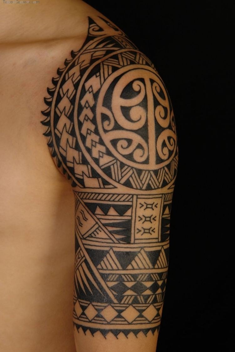 оberarm-tattoo-manner-tribal-maori-motive-bedeutung