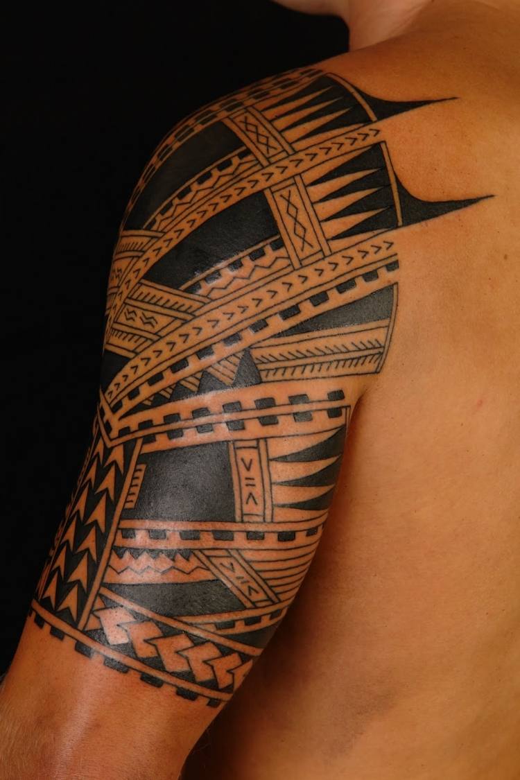 Oberarm Tattoo manner-tribal-maori-pfeile-geometrische-formen