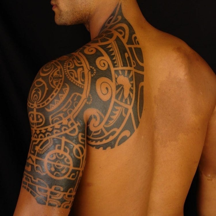 Oberarm Tattoo manner-tribal-maori-ruecken