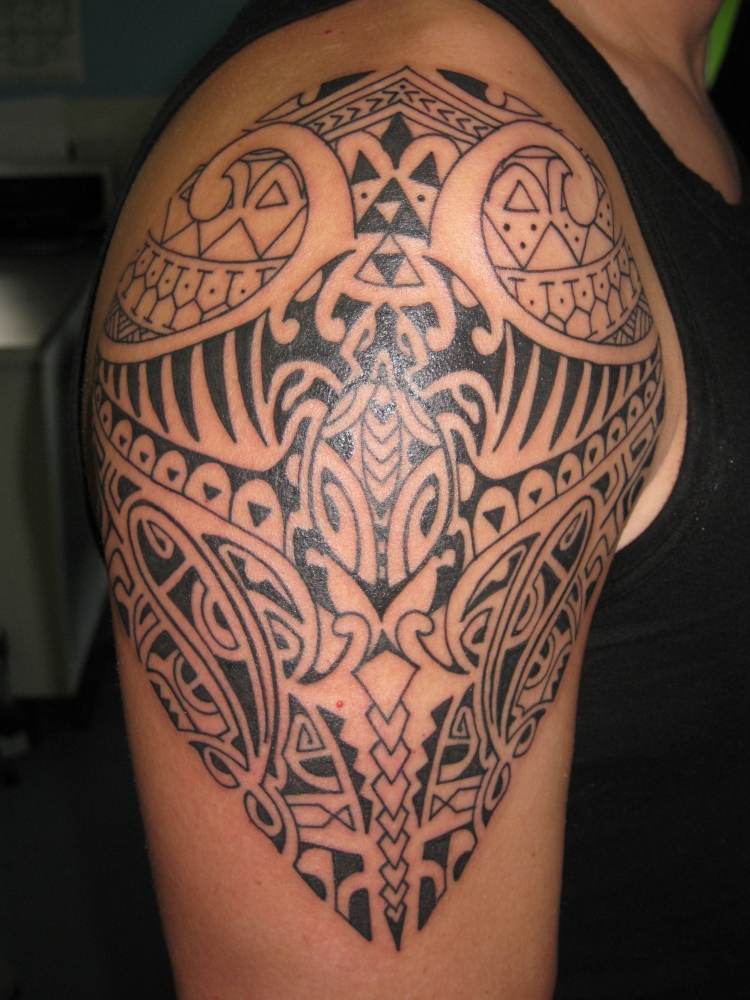 оberarm-tattoo-manner-tribal-maori-schildkroete-haifischzahne