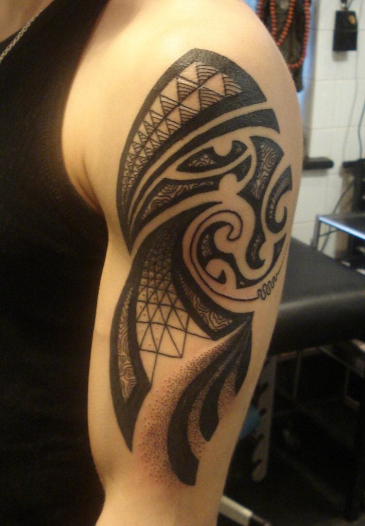 Oberarm Tattoo manner-tribal-motiv-schatten-geometrisch