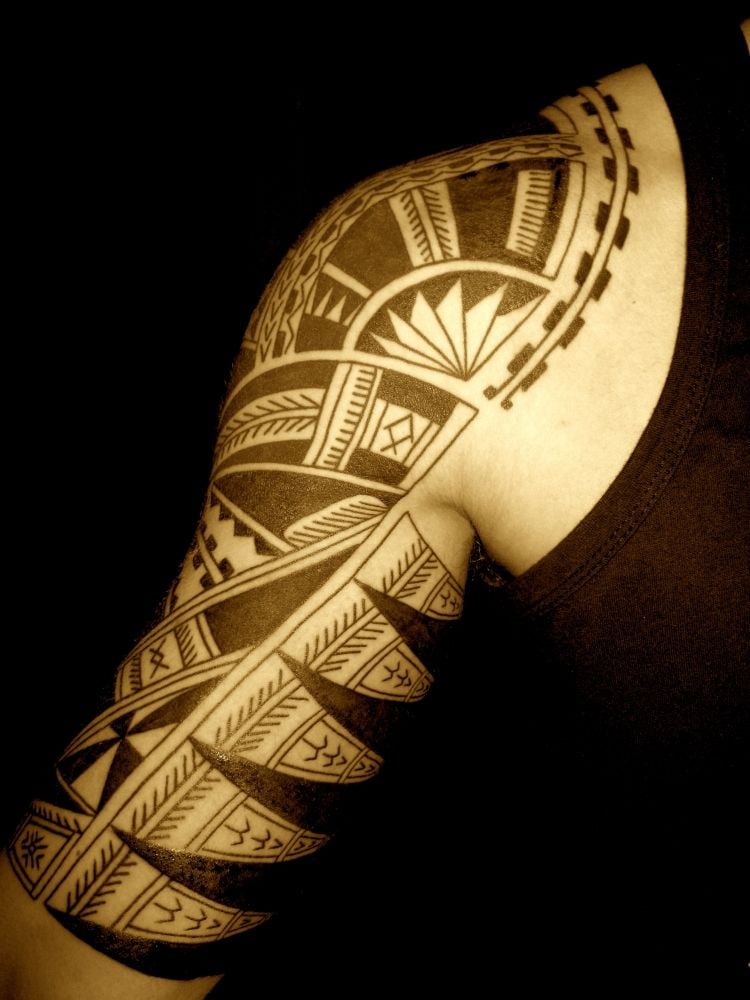 Oberarm Tattoo manner-tribal-motive-bedeutung-linien