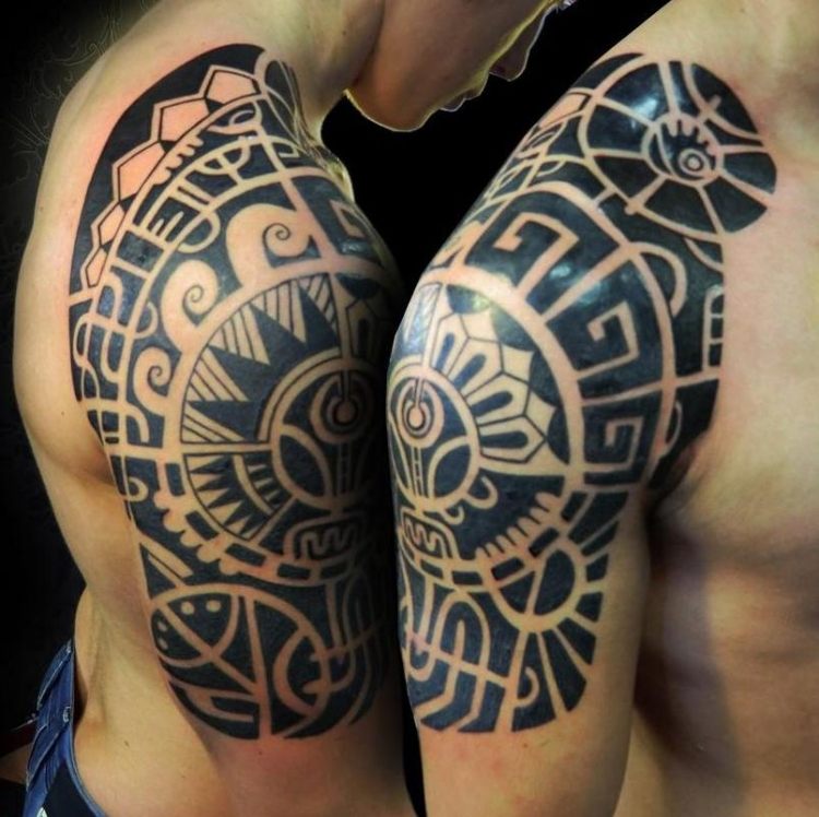 оberarm-tattoo-manner-tribal-motive-maori-sonne