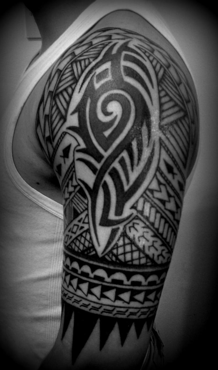 Oberarm Tattoo manner-tribal-motive-polynesisch